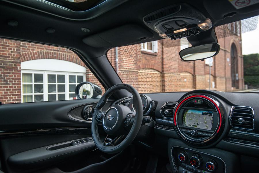 Интерьер Mini Cooper S Clubman Kensington (F54) 2018 года  (фото 4 из 7)